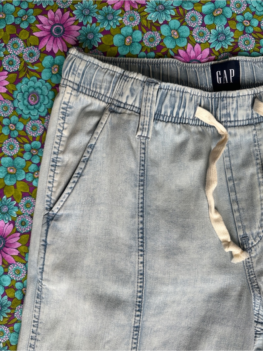 GAP Light Wash Wide-Leg Jeans - Picture 2 of 9